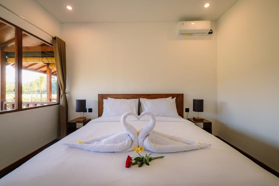 Bed, Bedroom, towels, air conditioner