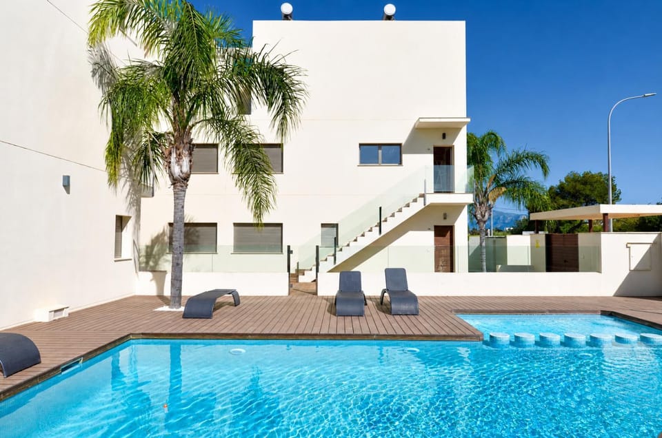 Property building, Swimming pool, sunbed