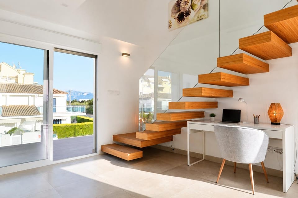 Balcony/Terrace, Living room, Mountain view