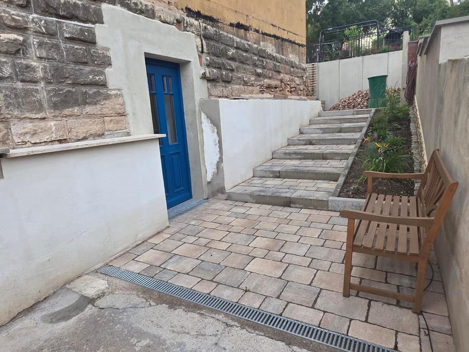 Facade/entrance, Balcony/Terrace