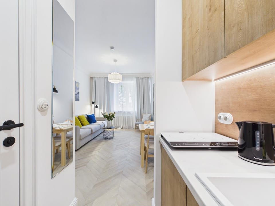 Kitchen or kitchenette, Seating area, stove