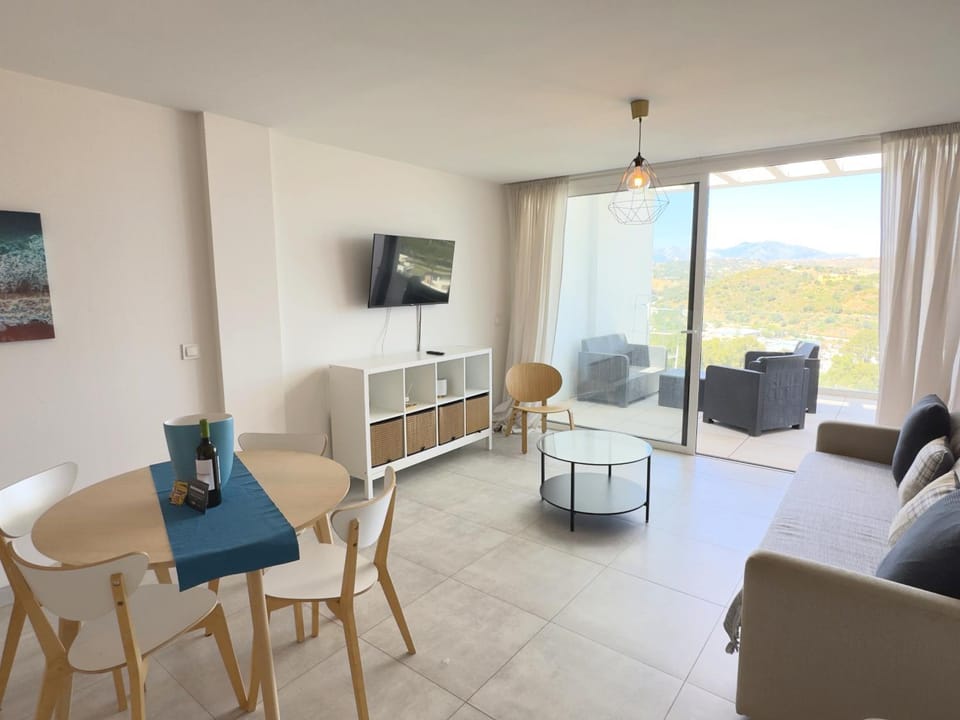 TV and multimedia, Living room, Lounge or bar, Dining area