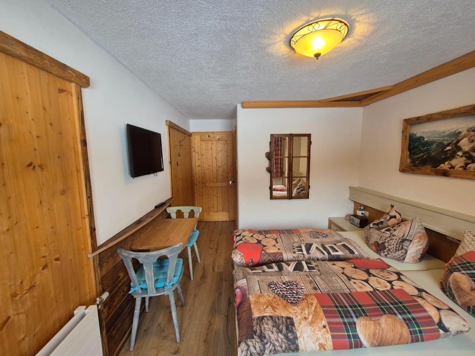 Bed, TV and multimedia, Bedroom, wardrobe