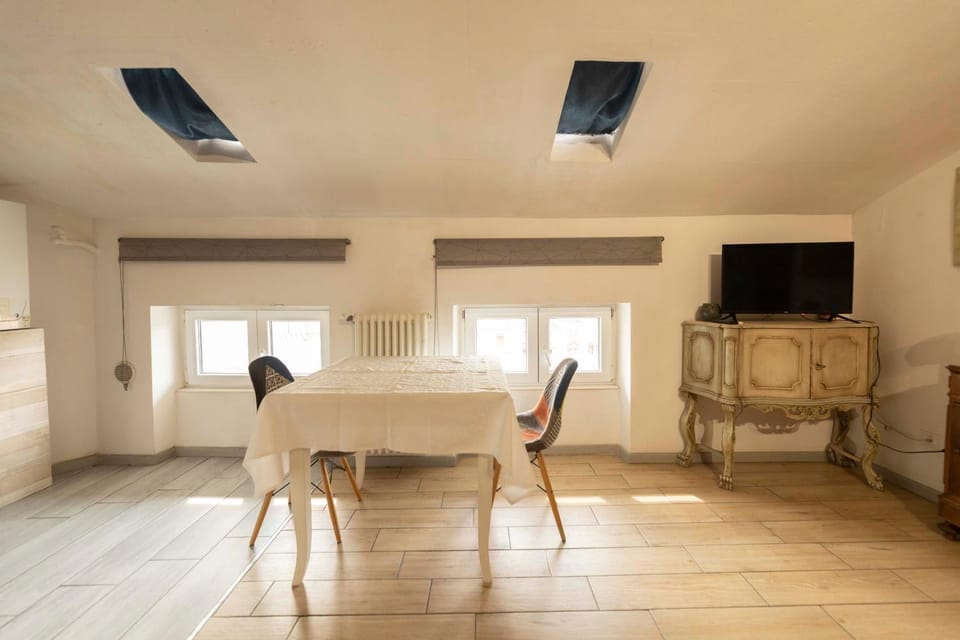 TV and multimedia, Living room, Seating area, Dining area