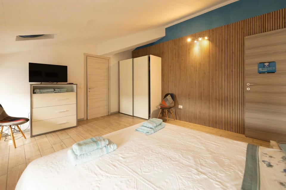 Bed, TV and multimedia, Photo of the whole room, Bedroom, towels