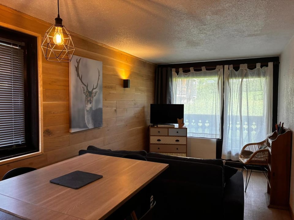 Center and walking trails - Open view and private parking Apartment in Les Gets