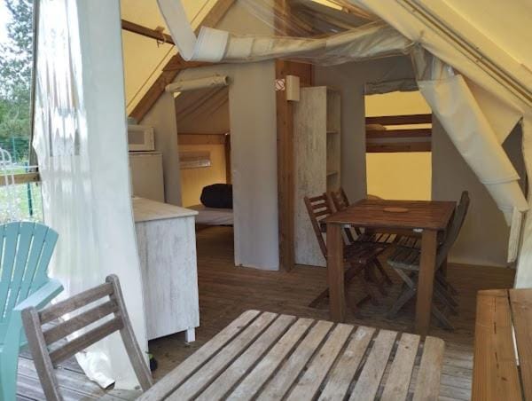 Camping du pont d'Oust Campground/ 
RV Resort in Brittany