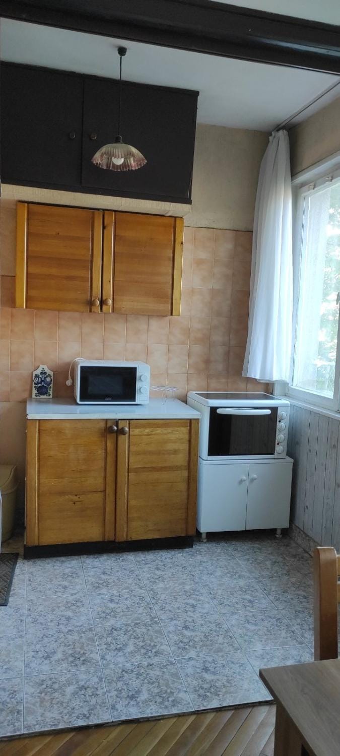 Kitchen or kitchenette, oven, stove