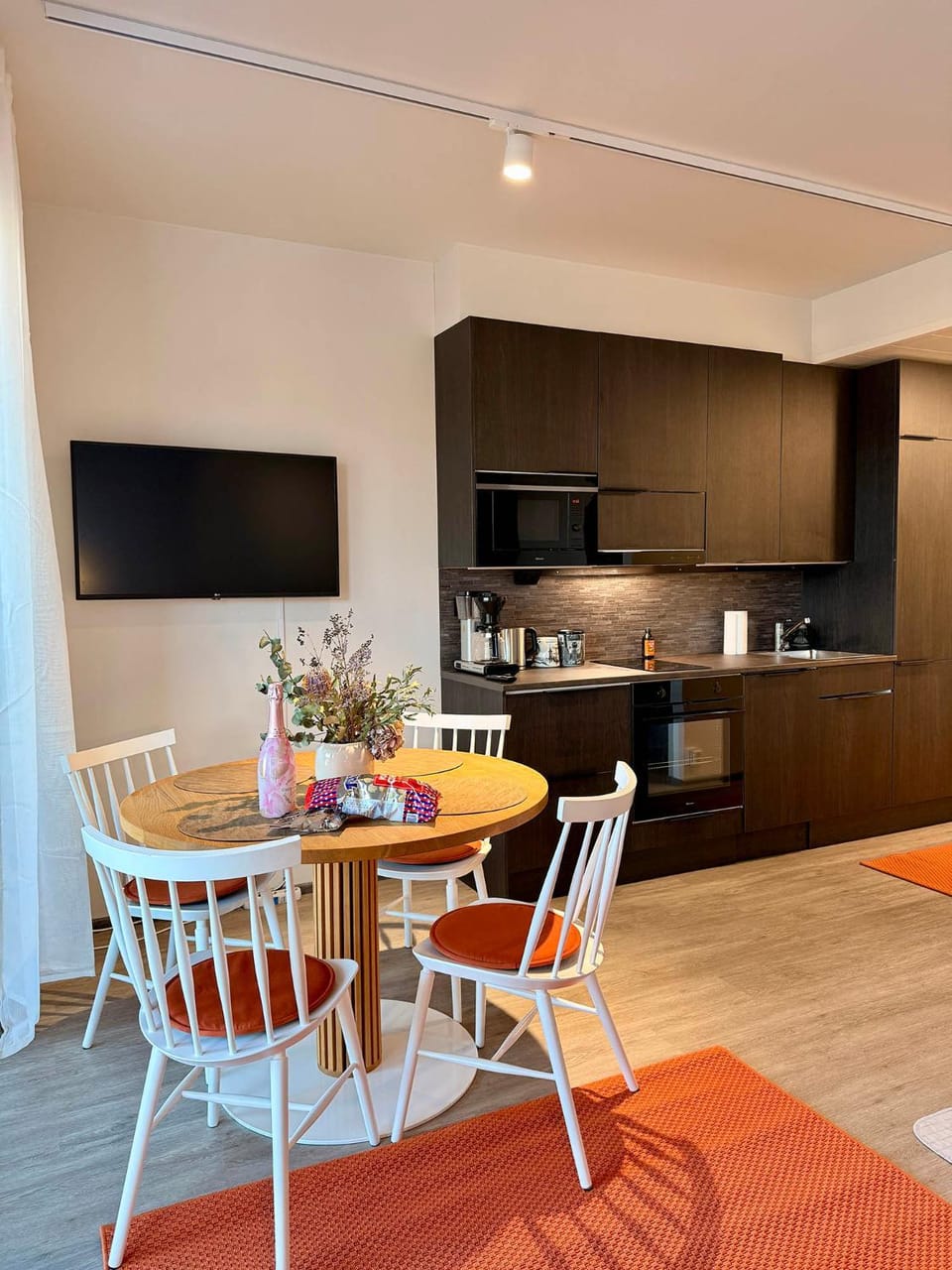 Kitchen or kitchenette, Dining area