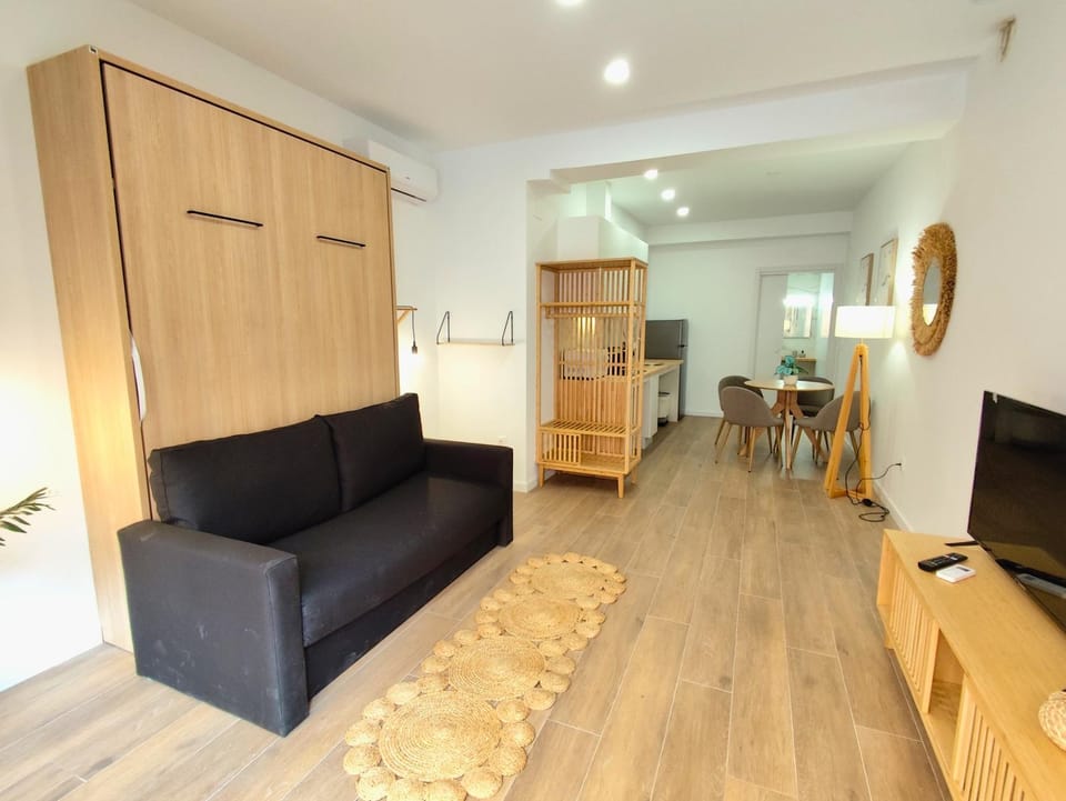 Communal lounge/ TV room, TV and multimedia, Kitchen or kitchenette, Living room, Seating area, wardrobe