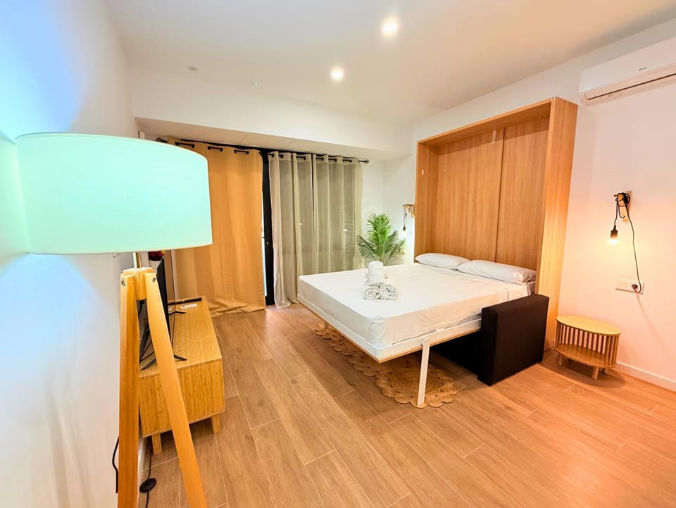 Bed, TV and multimedia, Photo of the whole room, wardrobe
