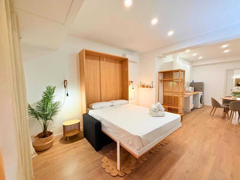 Bed, Kitchen or kitchenette, Photo of the whole room, Seating area, Bedroom