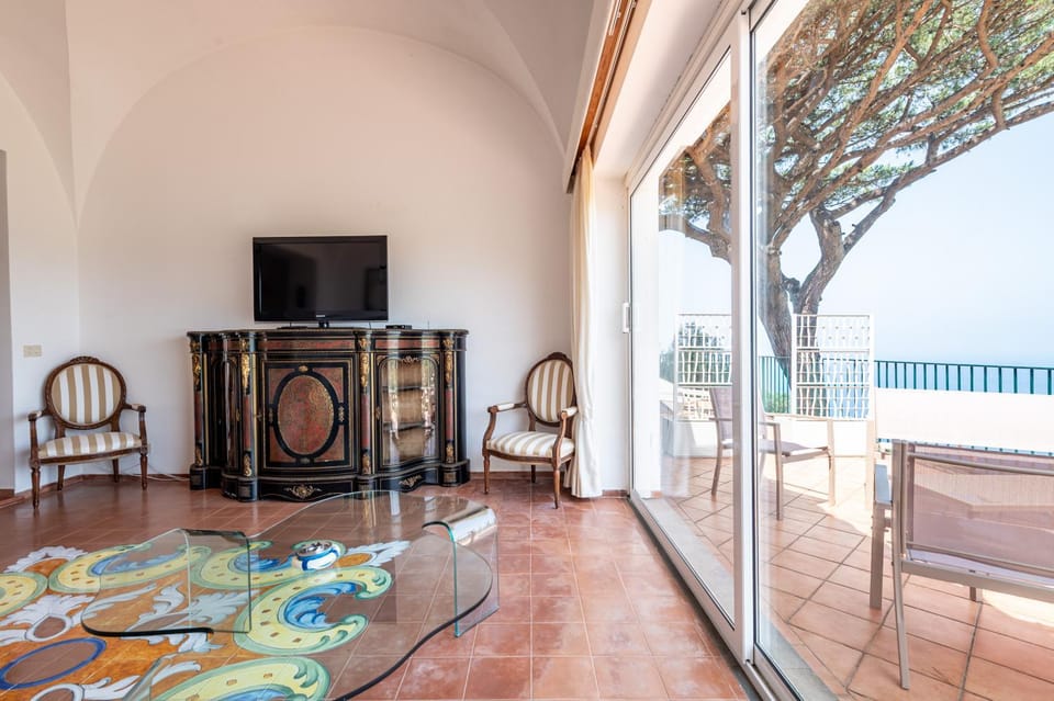 Day, Natural landscape, TV and multimedia, View (from property/room), Balcony/Terrace, Living room, Seating area, Dining area