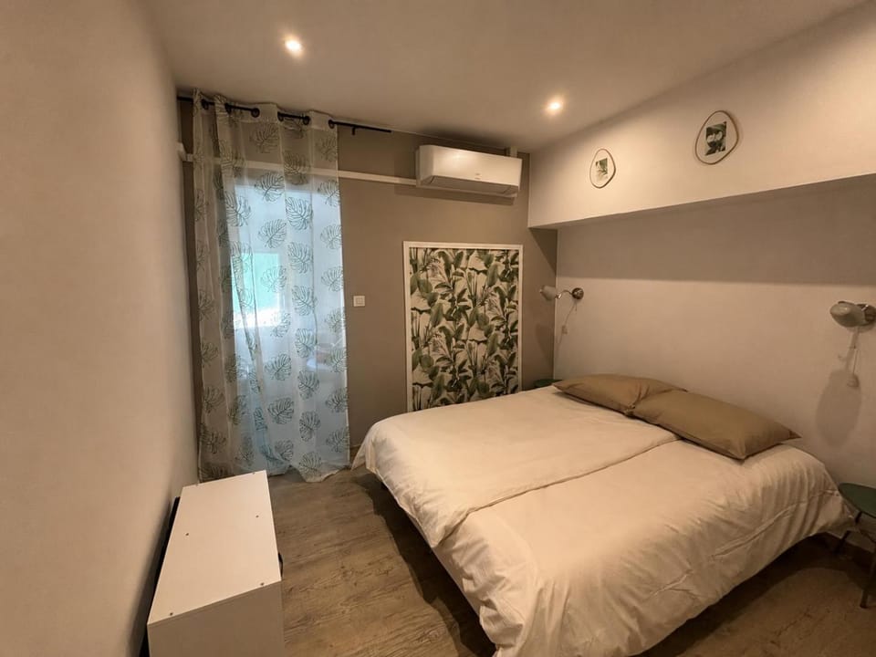 Bed, Bedroom, air conditioner