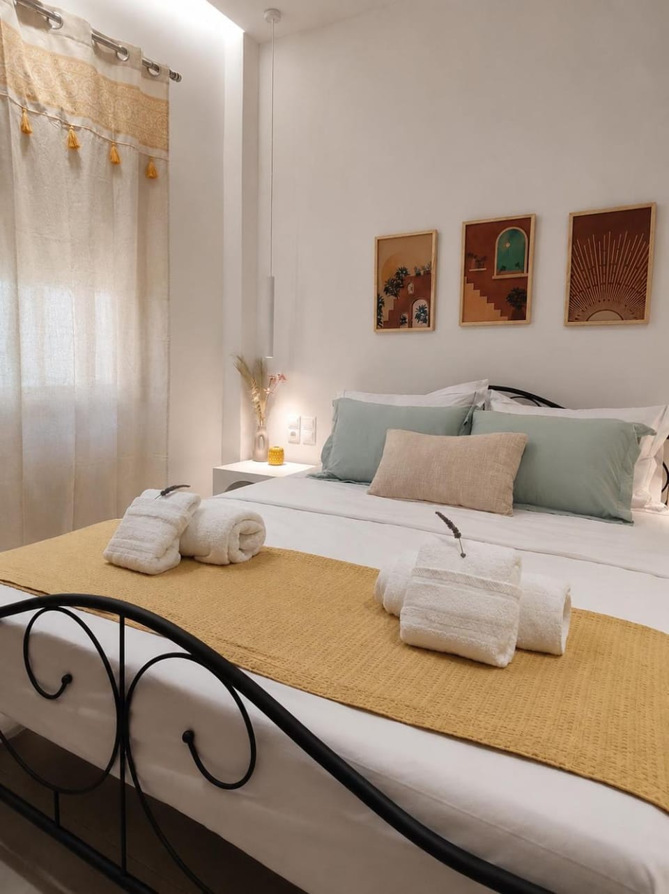 Bed, Bedroom, towels