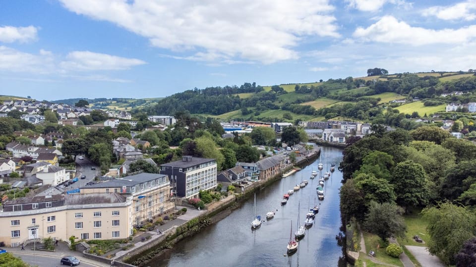 Stylish Reverse-Level Retreat for couples House in Totnes