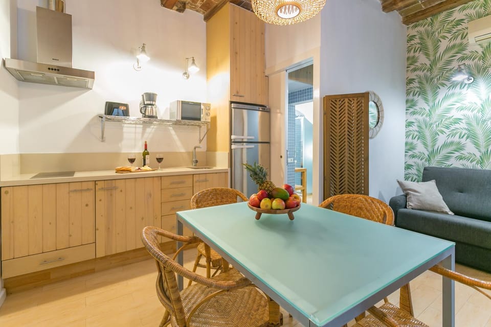 Kitchen or kitchenette, Living room, Seating area, Dining area, stove