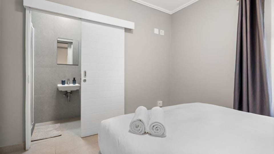 Stylish 2BR Umhlanga Apt | Balcony | Fast WiFi Apartment in Umhlanga