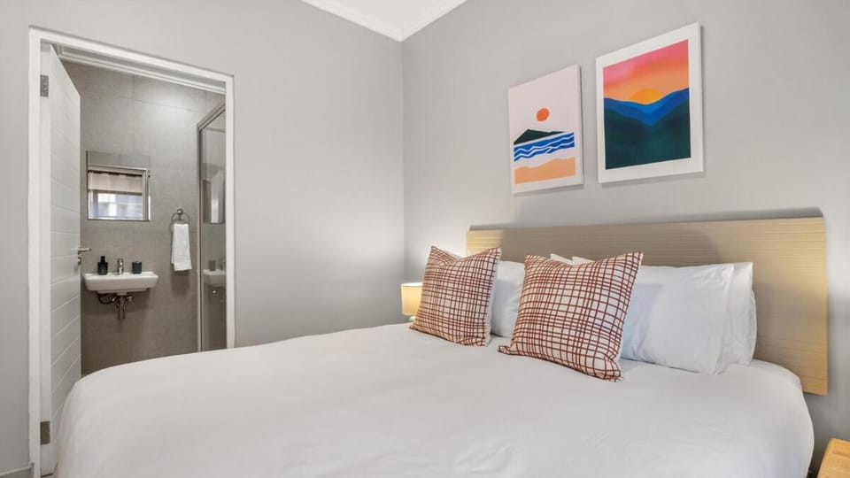 Stylish 2BR Umhlanga Apt | Balcony | Fast WiFi Apartment in Umhlanga