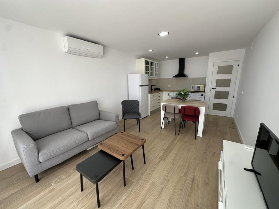 TV and multimedia, Kitchen or kitchenette, Living room, Seating area, Dining area, air conditioner