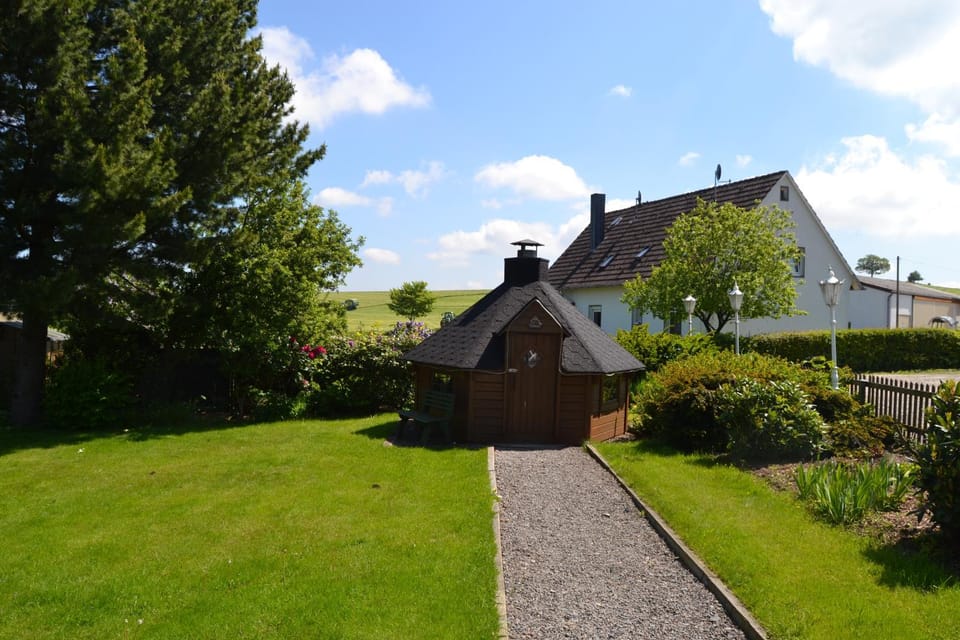 Restaurant/places to eat, BBQ facilities, Garden