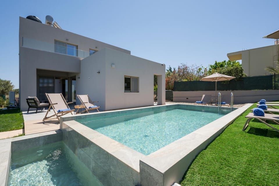 Property building, Garden, Pool view, Swimming pool