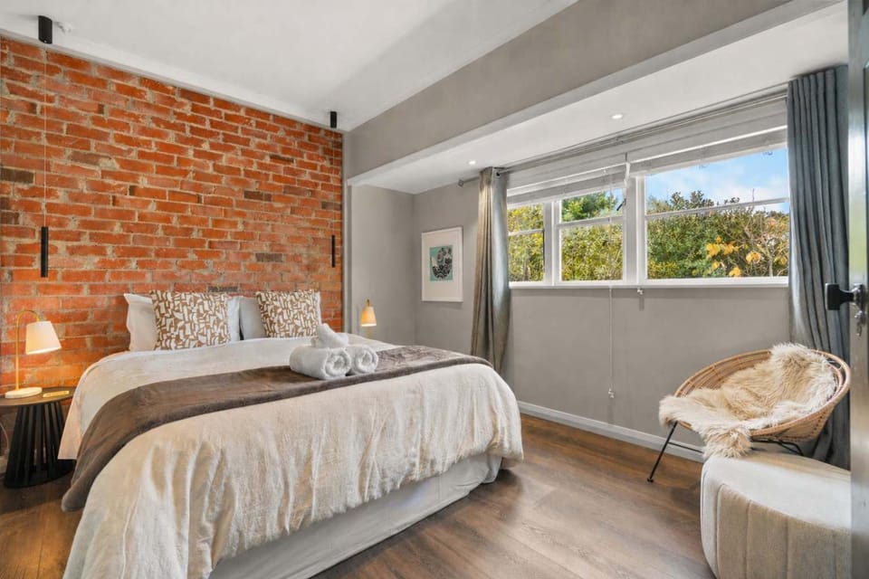 Peaceful Retreat in Hamilton East - By Superior Stays House in Hamilton