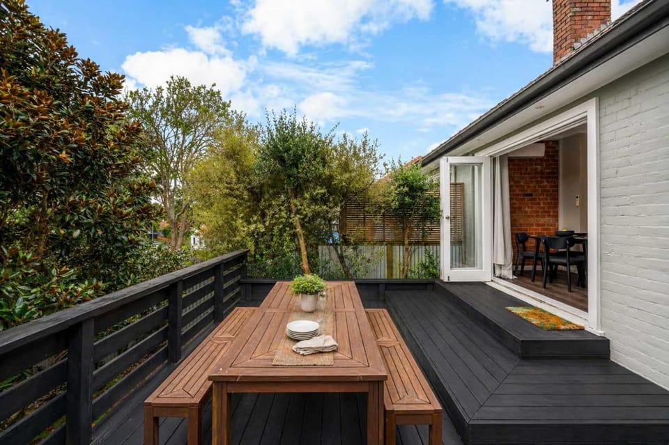 Peaceful Retreat in Hamilton East - By Superior Stays House in Hamilton