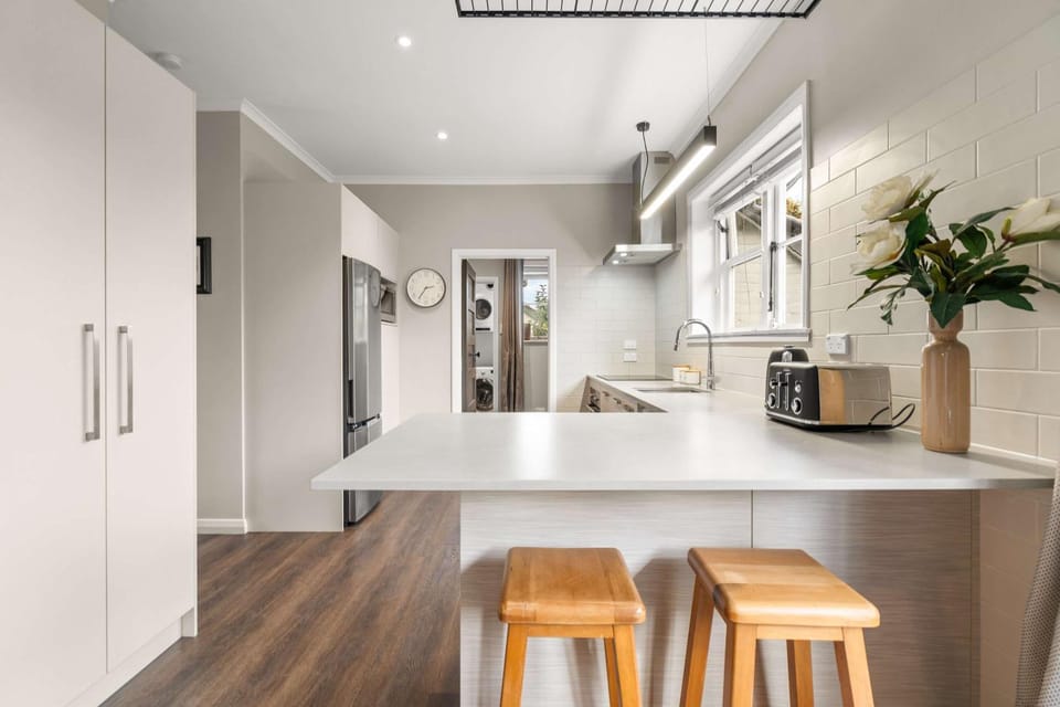 Peaceful Retreat in Hamilton East - By Superior Stays House in Hamilton