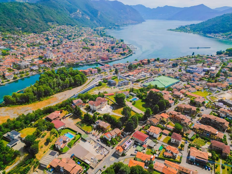 Day, Neighbourhood, Natural landscape, Bird's eye view, City view, Mountain view, Street view, Location