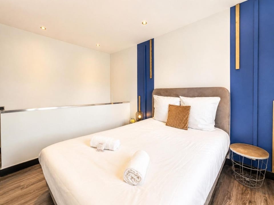 Photo of the whole room, Bedroom, towels