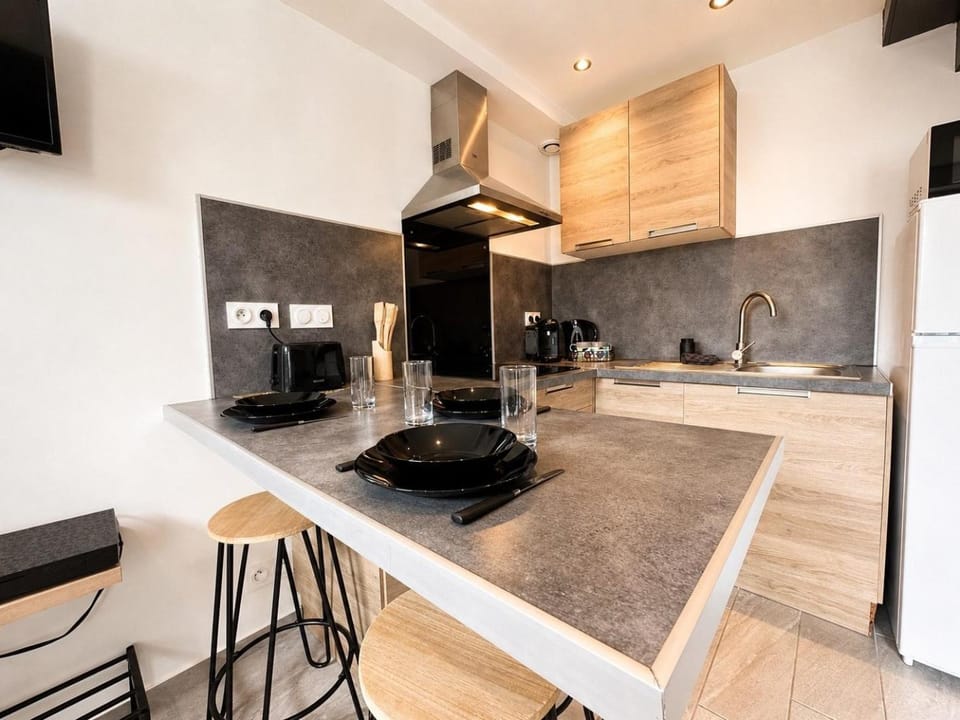 Kitchen or kitchenette, Dining area, stove, toaster