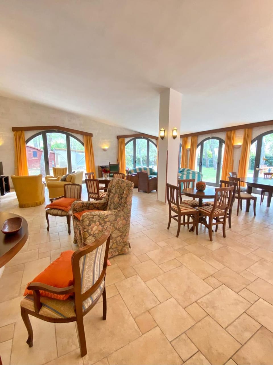 Living room, Seating area
