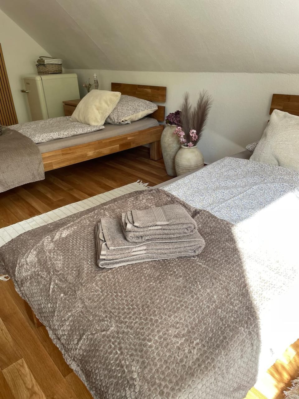 Bed, Photo of the whole room, Bedroom, towels