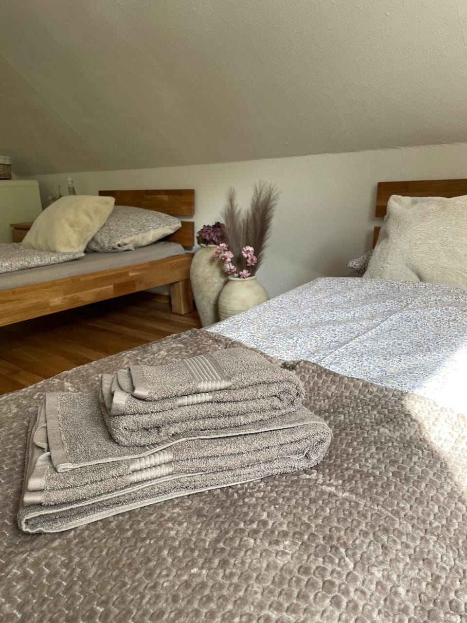 Bed, Photo of the whole room, Bedroom, towels