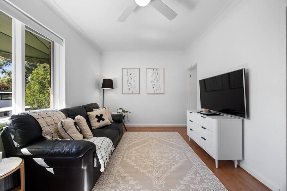 TV and multimedia, Living room, Seating area, Evening entertainment