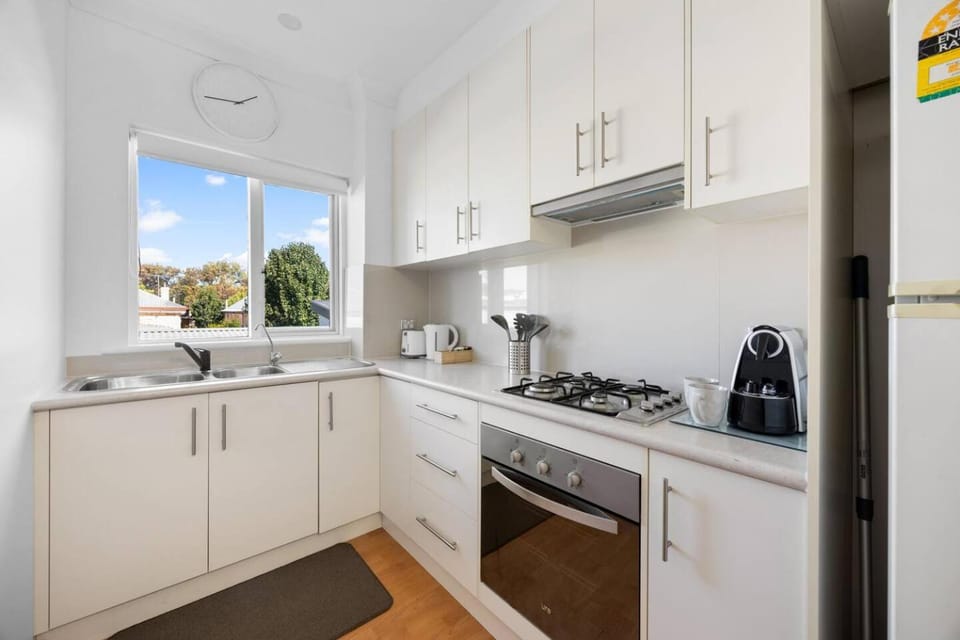 Coffee/tea facilities, Kitchen or kitchenette, oven, stove, toaster