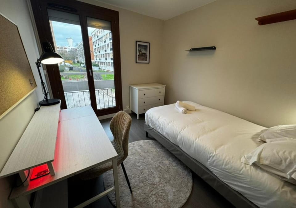 Photo of the whole room, Bedroom