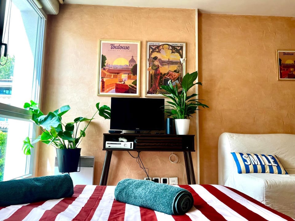 Bed, TV and multimedia, Bedroom