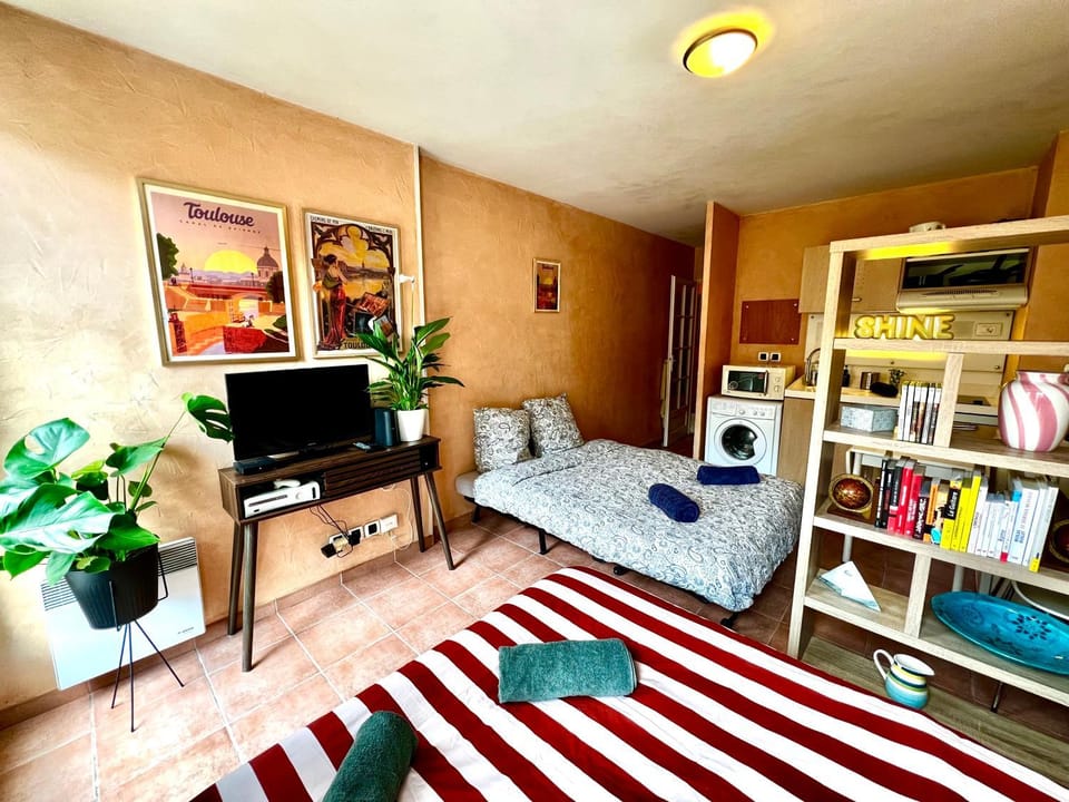 Bed, TV and multimedia, Living room, Bedroom