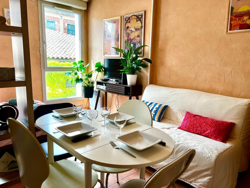 Seating area, Dining area