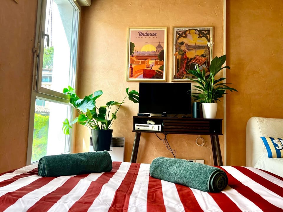 Bed, TV and multimedia, Bedroom