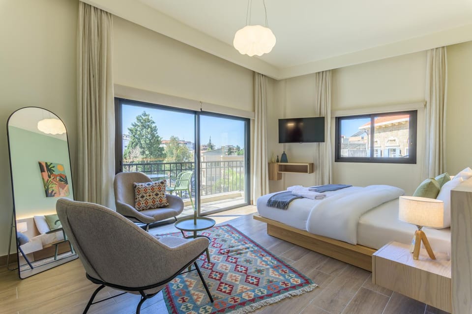 Bed, TV and multimedia, Balcony/Terrace, Seating area, towels, air conditioner