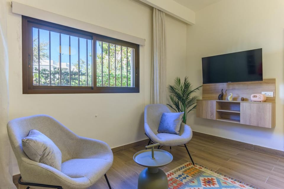 TV and multimedia, Seating area, air conditioner