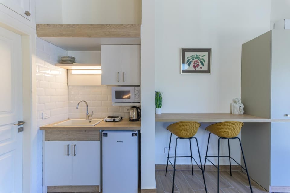 Coffee/tea facilities, Kitchen or kitchenette, Dining area, microwave, minibar, stove