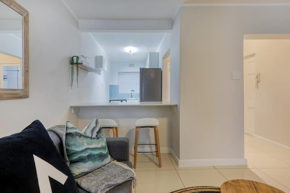 Chic Sea Point Retreat|Walk to the Promenade&Cafés Apartment in Sea Point