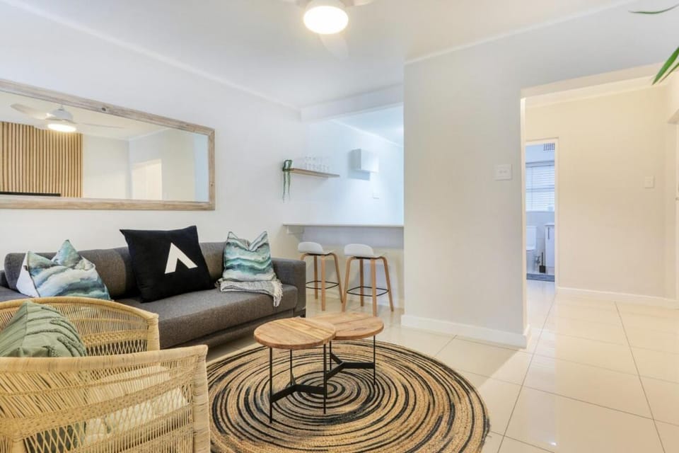 Chic Sea Point Retreat|Walk to the Promenade&Cafés Apartment in Sea Point