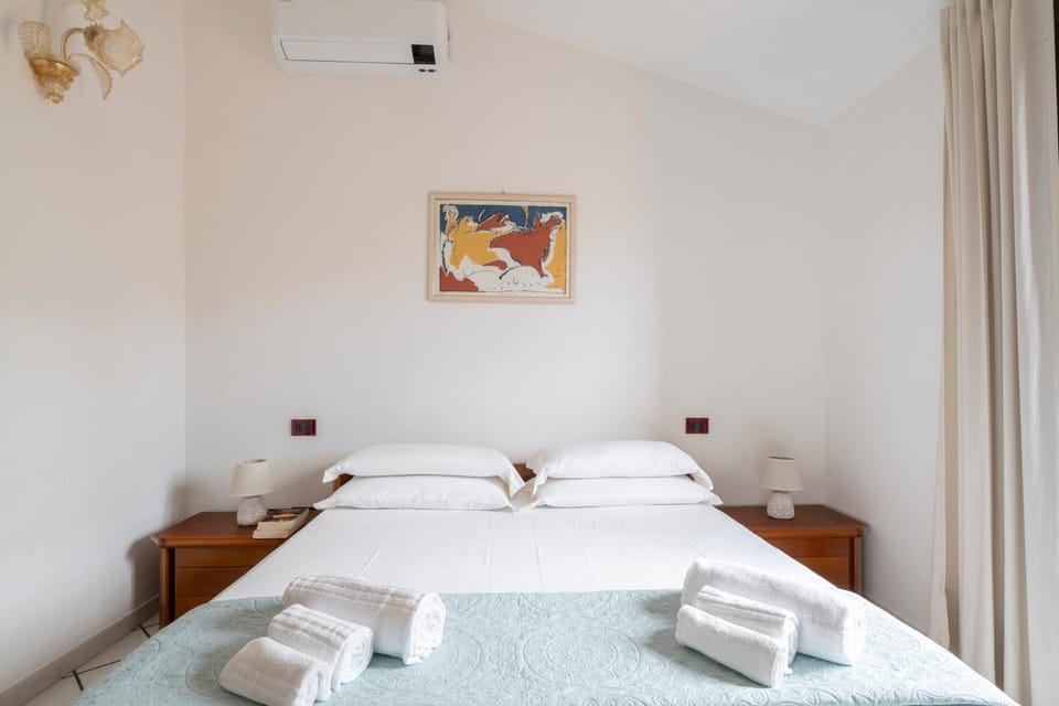 Bed, Bedroom, towels, air conditioner