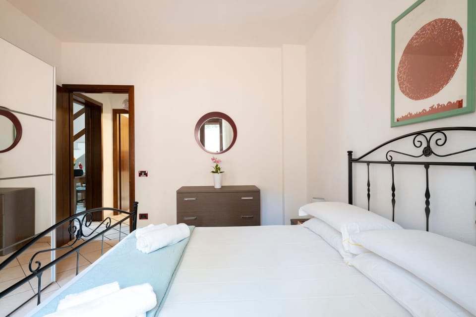 Bed, Bedroom, towels, wardrobe