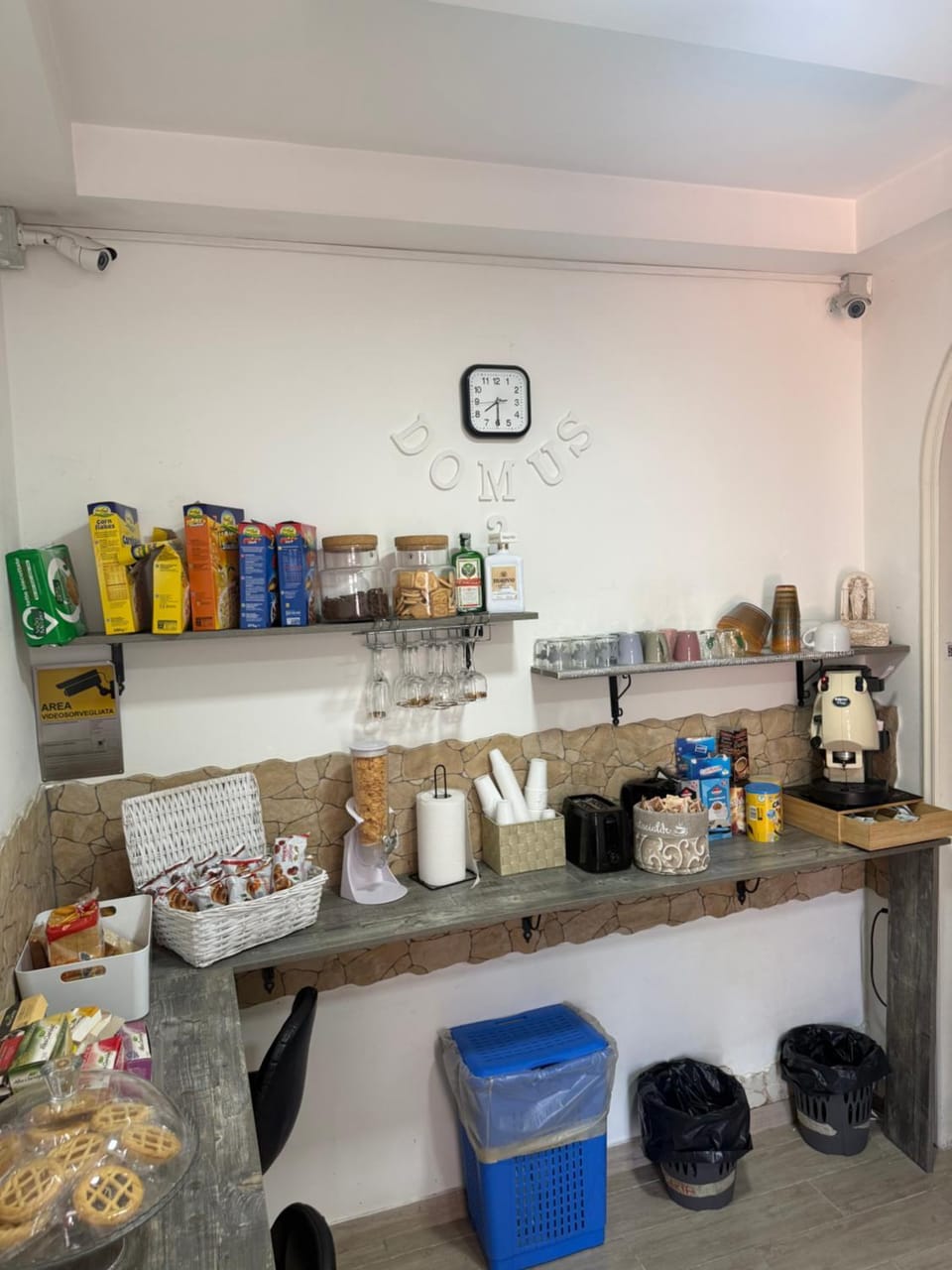 Kitchen or kitchenette, Food, Buffet breakfast, toaster